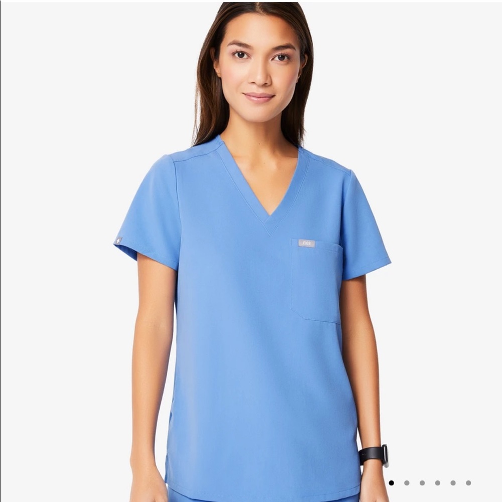 FIGS : Caterina One-Pocket Scrub Top - Ceil Blue
